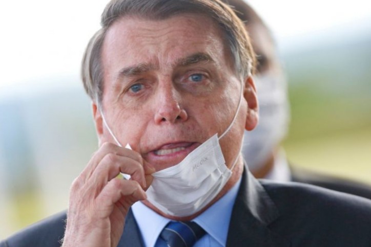 Sembuh dari Corona, Presiden Brasil Pede Lepas Masker Depan Umum