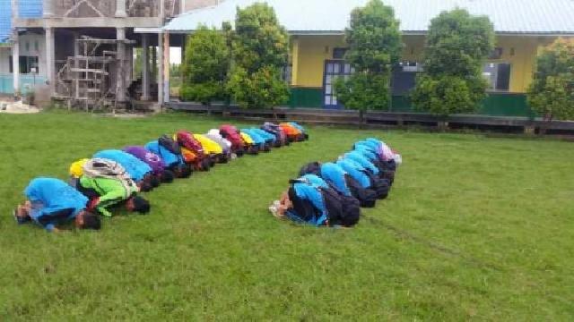 Pelajar SMK An Nur Sujud Syukur