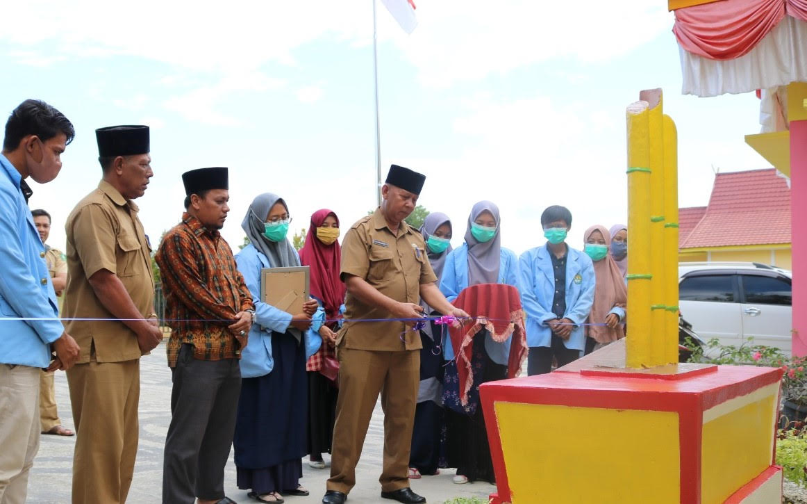 Tim Kukerta Unri Bangun Tugu Tiga Bambu di Desa Buluh Manis Bengkalis