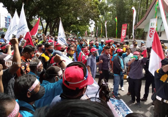 Turun ke Jalan, Buruh Riau Tolak Omnibus Law: Bangkit, Lawan, Hancurkan Tirani!