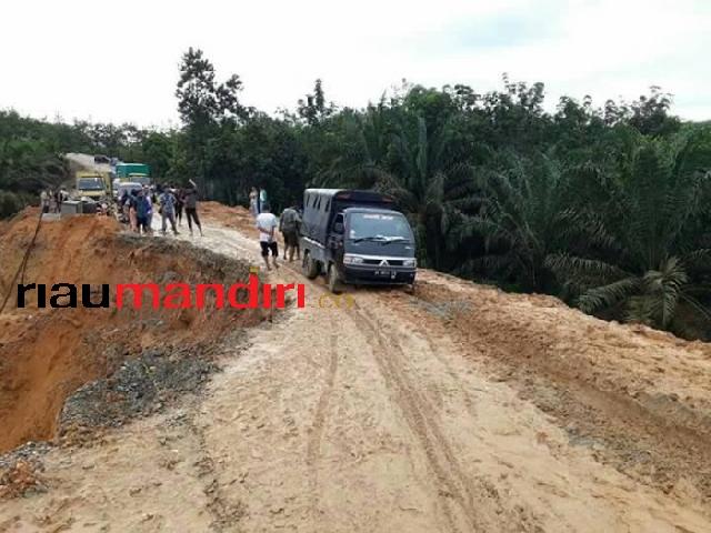 Ruas Jalan Menuju Lokasi MTQ Kampar Longsor