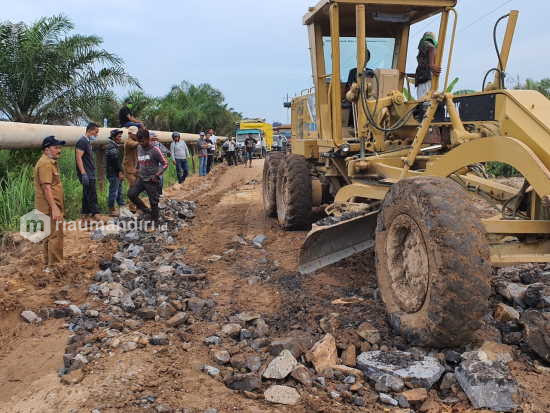 Jalan Lintas Kubu Rohil Diperbaiki, Awal Januari Dilanjutkan