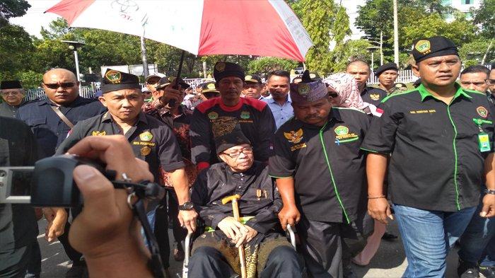 Memakai Kursi Roda, Syarwan Hamid Resmi Kembalikan Gelar Datuk Lela Seri Negara ke LAM Riau
