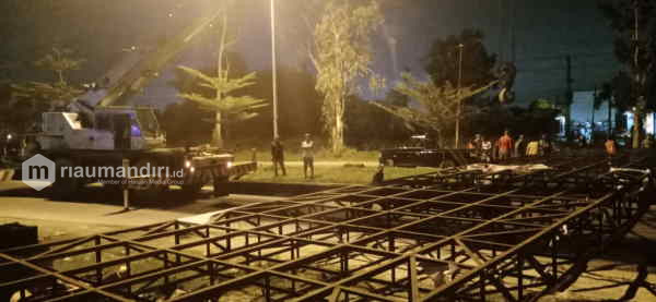 Bando Ilegal di Jalan Soekarno Hatta Pekanbaru Ditebang
