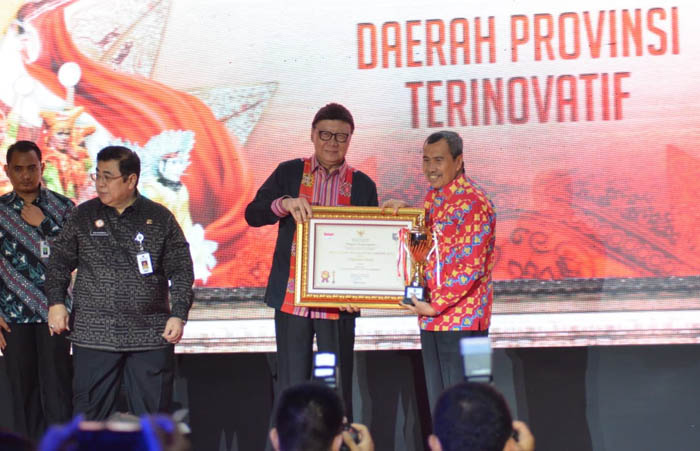 Riau Terima Innovative Government Award 2019 dari Mendagri, Ini Tanggapan Gubri