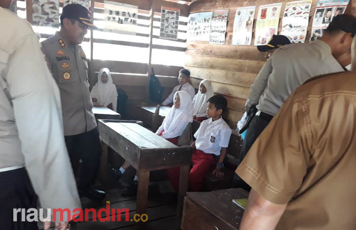 Kondisi Sekolah Marginal di Meranti, Beratap Daun Sagu, Dinding pun Mulai Rapuh