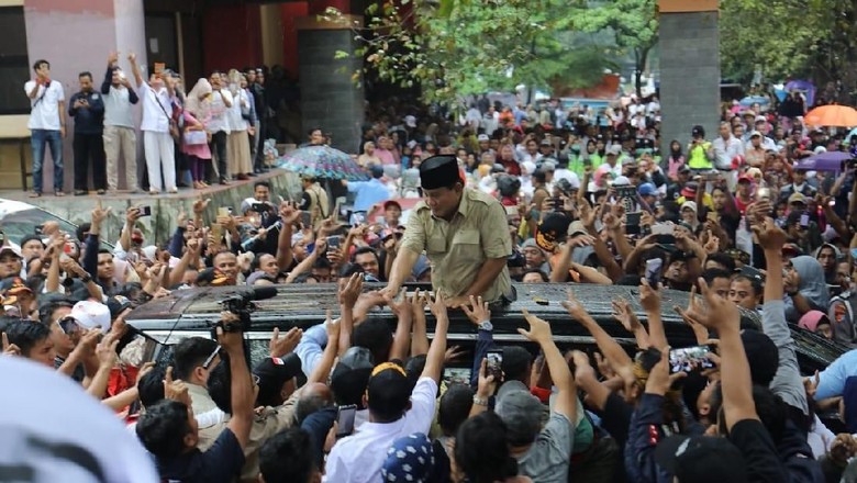 Momen Heboh Prabowo Buka Baju di Atas Mobil Saat Sapa Pendukung yang Antusias Kendati Hujan