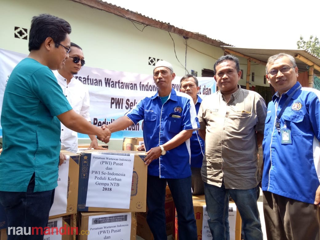 PWI Serahkan Bantuan Logistik ke Wartawan Lombok Utara Korban Gempa