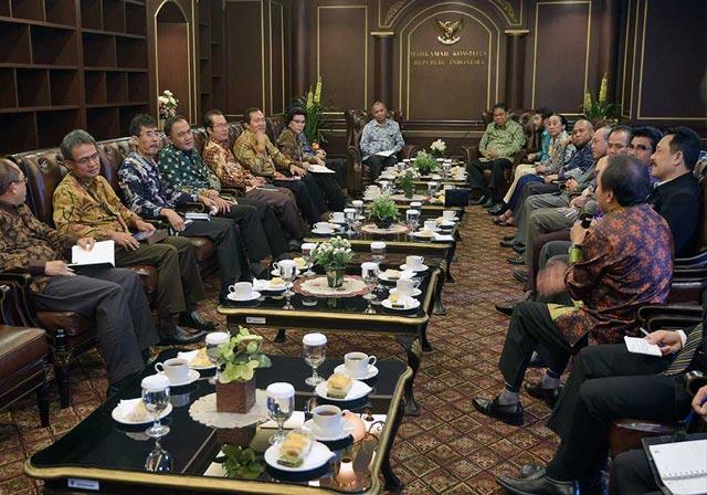 Gaji Dirut BUMD Dikurangi