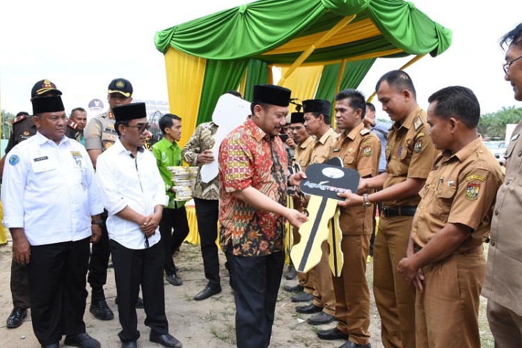 Bupati Kampar Serahkan 29 Unit Ambulance Desa