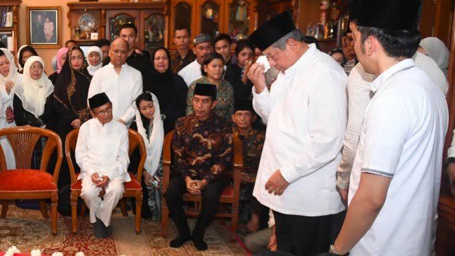 SBY Tak Kuasa Menahan Tangis Saat Jenazah Ibu Ani Dimakamkan