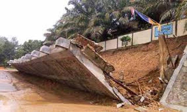 Turap Tanjung Bungo Runtuh