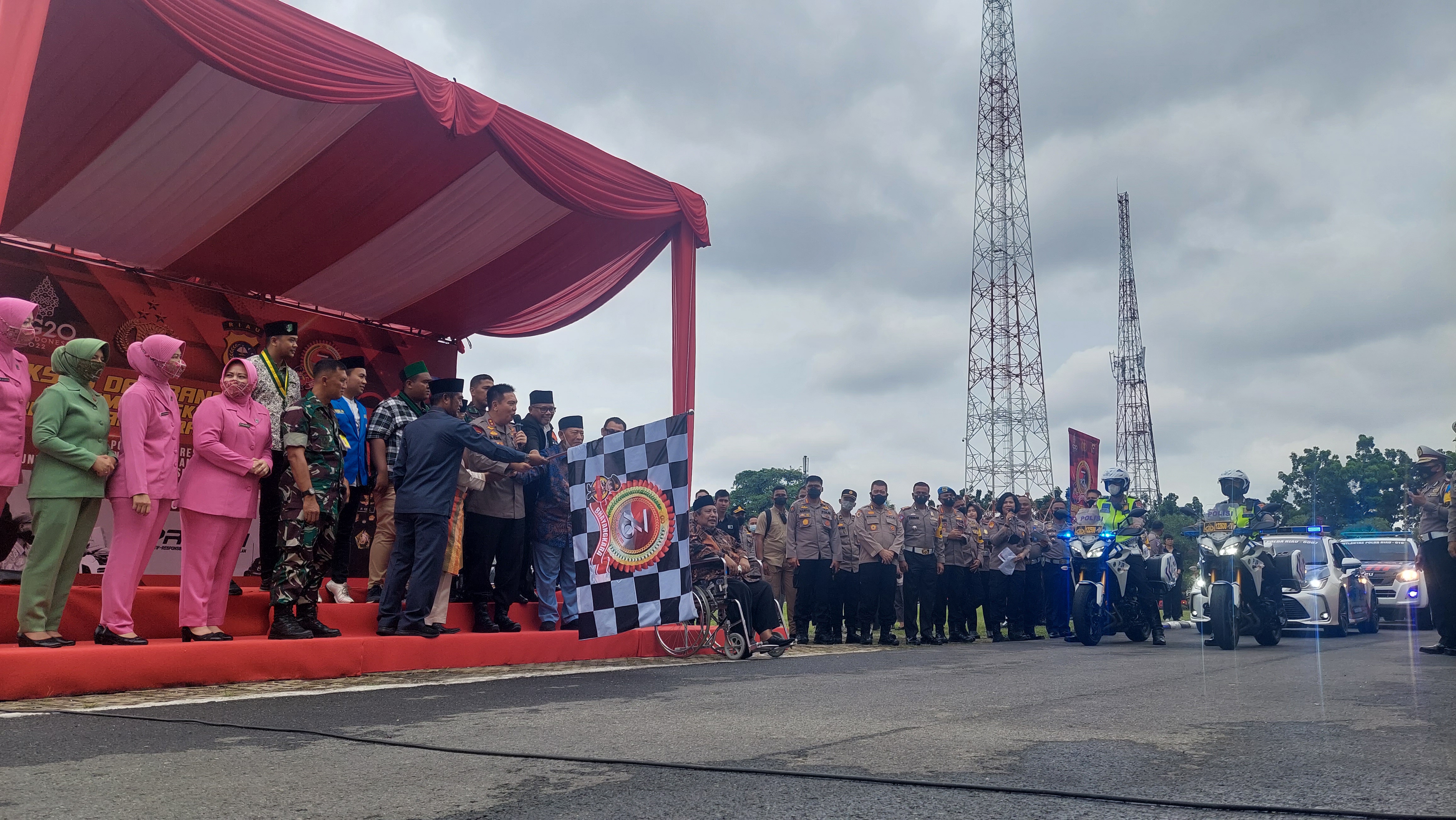 HUT Bhayangkara ke-76, Polda Riau Distribusikan 10 Ribu Paket Sembako