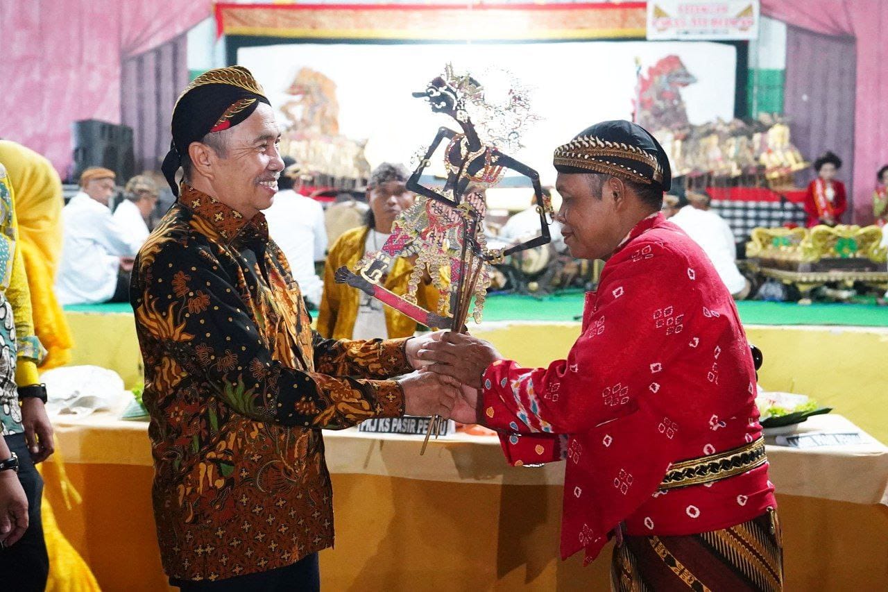 Gubernur Syamsuar Hadiri Pagelaran Wayang Kulit Semalam Suntuk Bersama Ribuan Masyarakat Air Molek