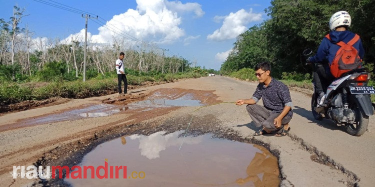 Jalan Lintas Pakning-Dumai Rusak Parah, Warga Protes dengan Aksi Memancing