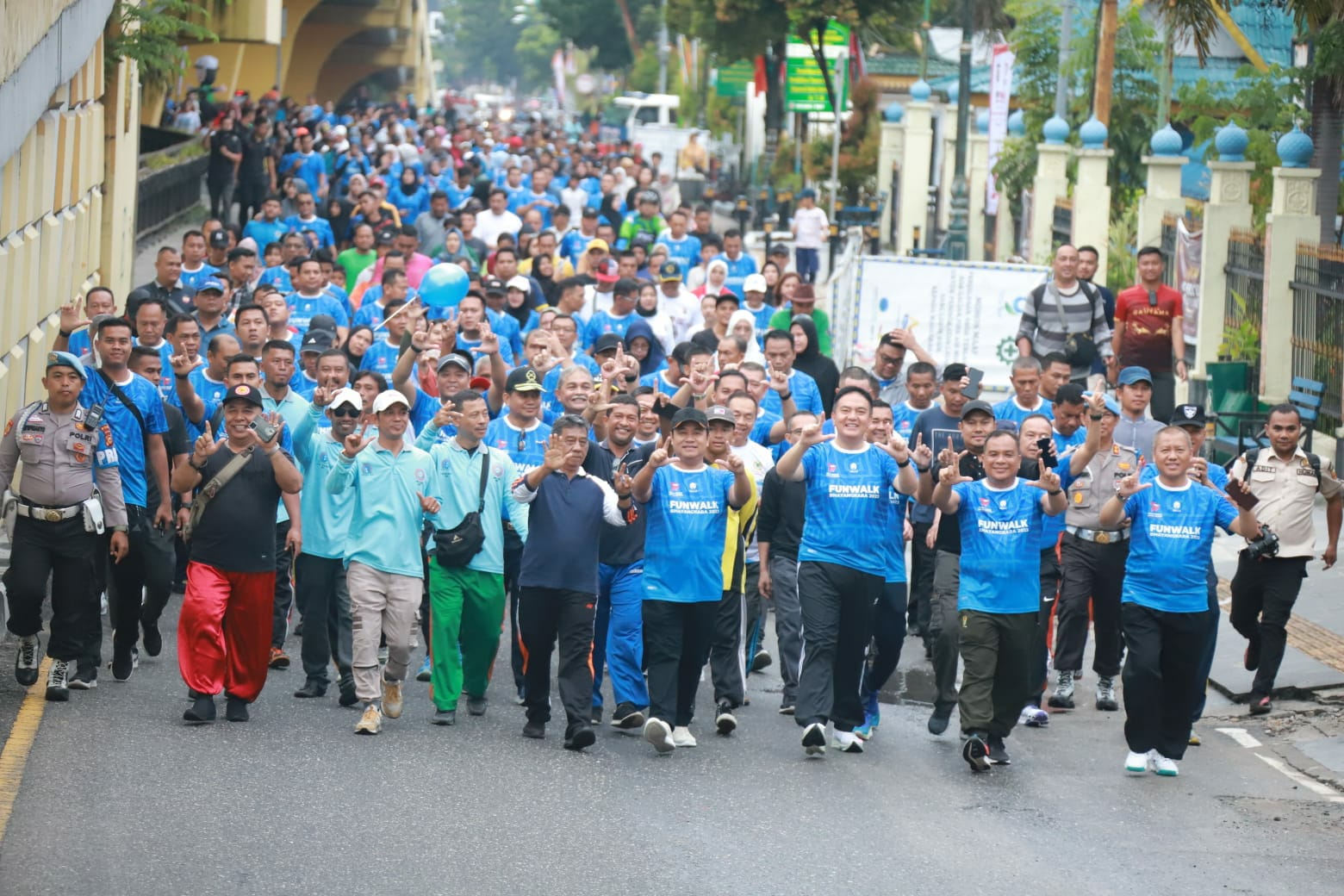 Ribuan Masyarakat Ikuti FunWalk HUT Bhayangkara ke-77