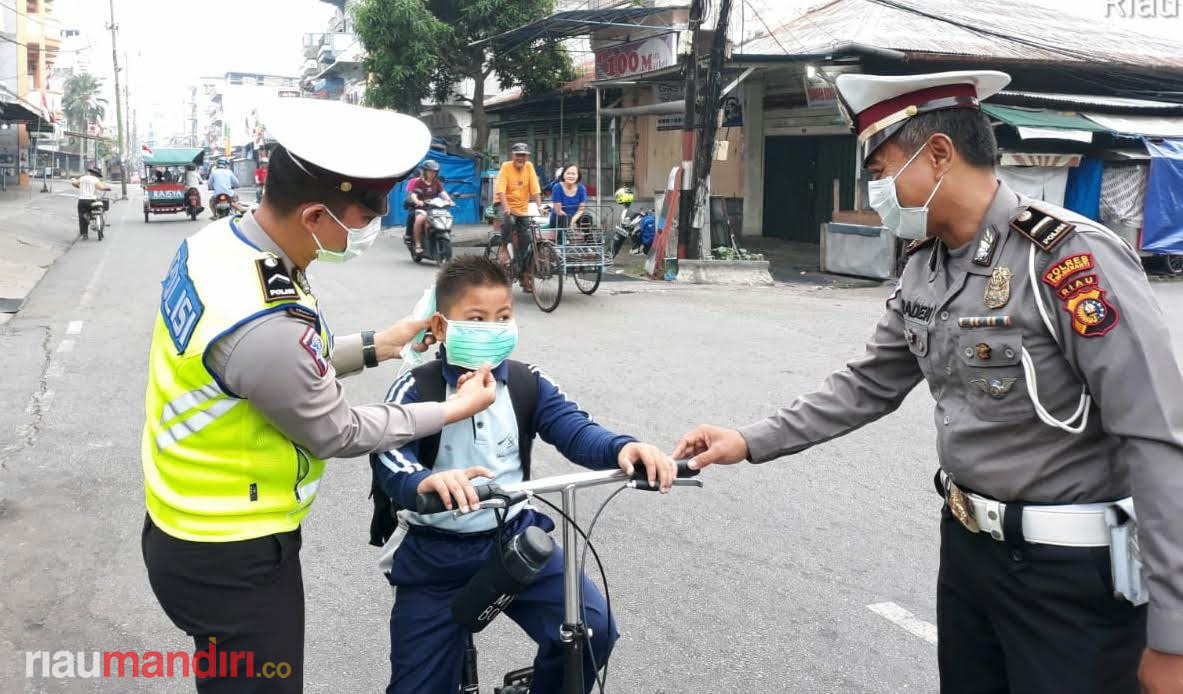 Peduli Bahaya Asap, Satlantas Meranti Bagikan Masker ke Pengguna Jalan
