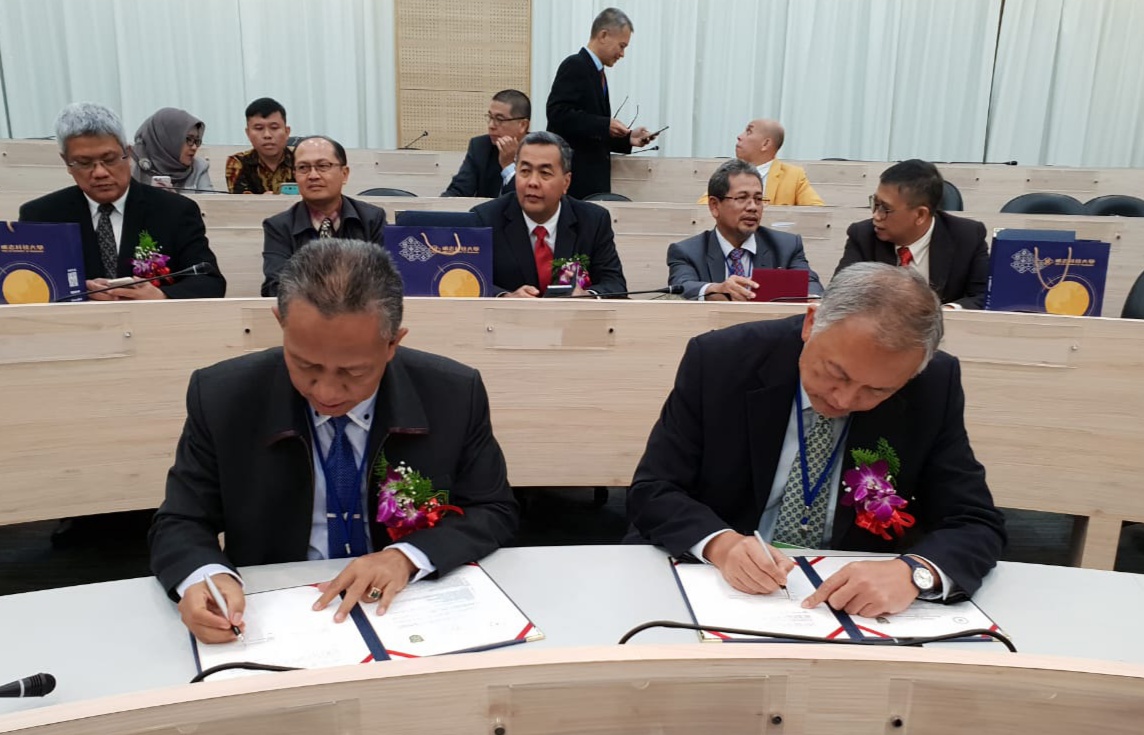 Usai Paparkan Makalah di Taiwan, Rektor UIR Teken MoA dengan Ming Chi University Technology