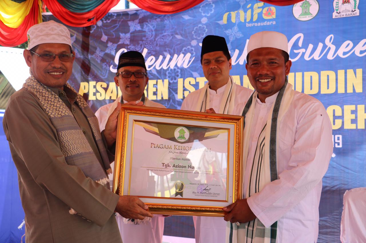 Dayah Serambi Aceh Sematkan Santri Kehormatan untuk Azizon Nurza dan Gelar Teungku 