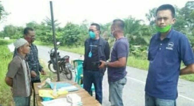 Ketua Komisi II DPRD Siak Sujarwo Blusukan ke Rumah Warga dan Cek Posko Covid-19