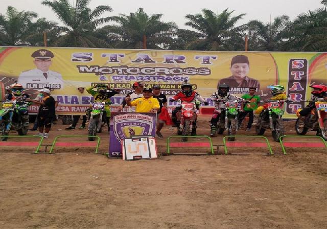Masyarakat Disuguhkan Motocross Perebutkan Piala Bupati