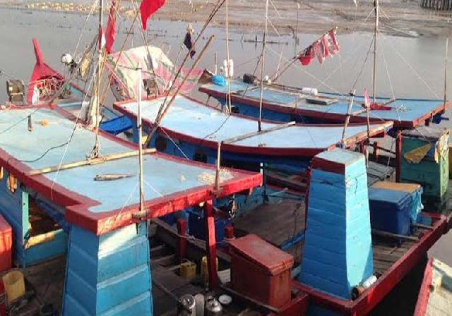 Nelayan Panipahan Paksa Menepi Dua Kapal Sumut