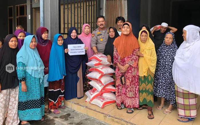 Bhayangkari Polsek Tapung Bantu Masyarakat Kurang Mampu