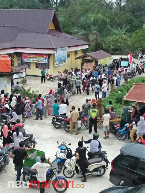 Tuntut Kades Dinonaktifkan, Warga Desa Bukit Ranah Demo Kantor Desa hingga Bupati