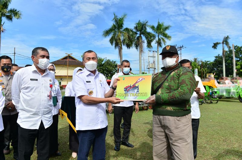 Gubri Serahkan Alsintan, Petani Merasa Terbantu