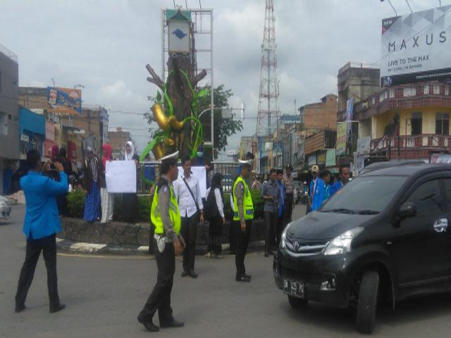 KNPI dan Mahasiswa Orasi  di Bundaran Polres Dumai