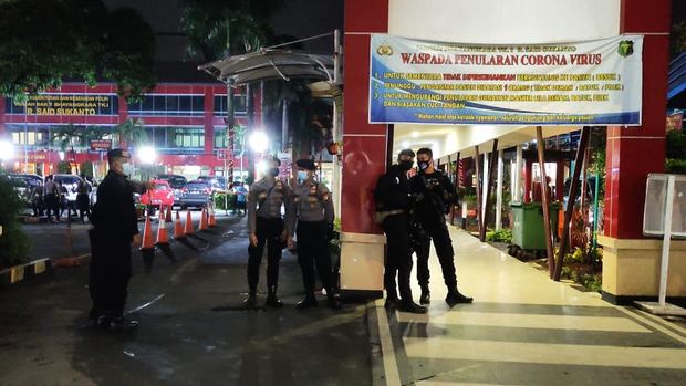 RS Polri Dijaga TNI-Polri Jelang Penjemputan 6 Jenazah Pengikut Habib Rizieq