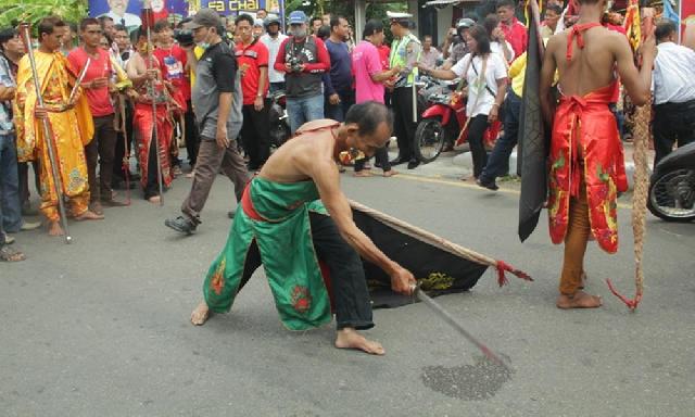 Ribuan Warga Tionghoa Turun ke Jalan