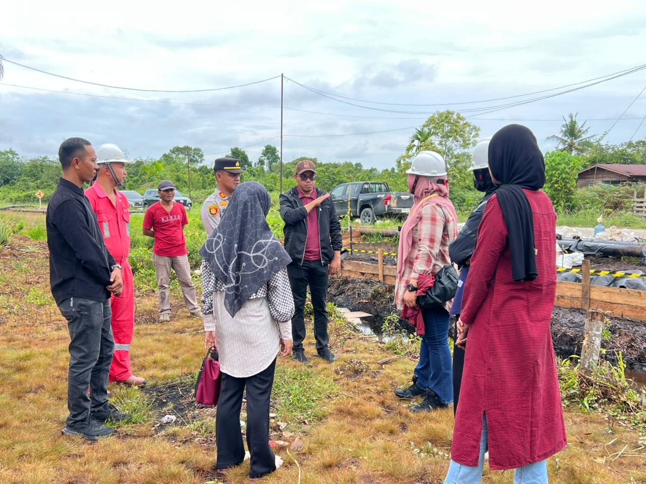 Bersama PT ITA, Disperkimtan LH Meranti Tinjau Kebocoran Pipa Minya di Bagan Melibur