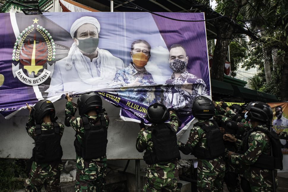 Massa FPI Marahi TNI Saat Baliho Habib Rizieq Diturunkan: Itu Milik Rakyat!