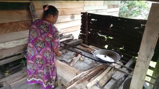 Elpiji Langka, Warga Terpaksa Masak dengan Kayu Bakar