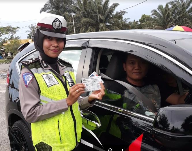 Tunjukkan SIM dan STNK Dapat Takjil dari Sat Lantas Polres Inhu