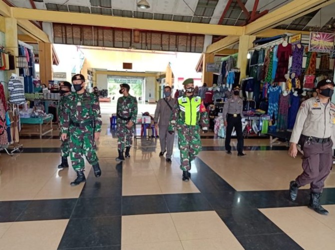 Banyak Warga Tak Pakai Masker dan Jaga Jarak, Aparat Berikan Pemahaman di Pasar Belantik Raya Siak