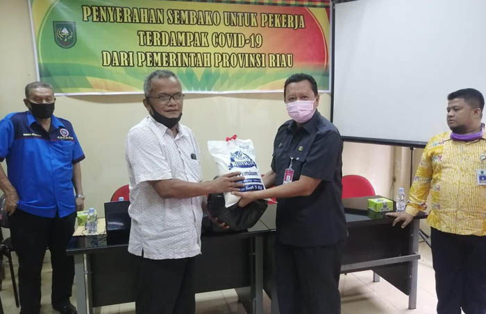 Disnakertrans Riau Serahkan Sembako ke Pekerja Di-PHK dan Dirumahkan di Dumai dan Bengkalis
