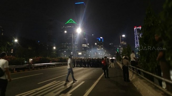 Polisi Cokok Pendemo yang Ngumpet di Bak Mobil, Digelandang ke Belakang Gedung DPR