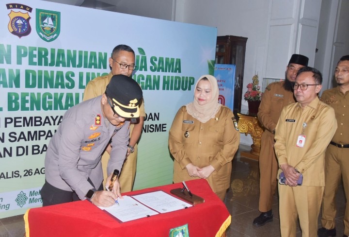 Bupati Kasmarni Apresiasi Program Pembayaran SIM dan SKCK Melalui Bank Sampah