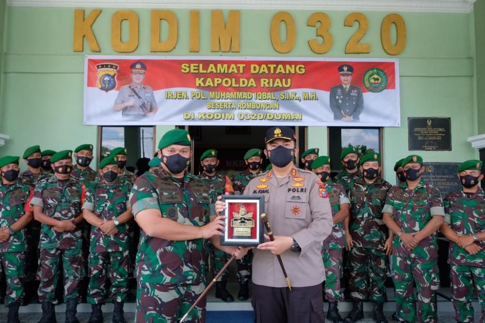 Kunjungi Markas TNI di Dumai, Kapolda Bawa Hadiah