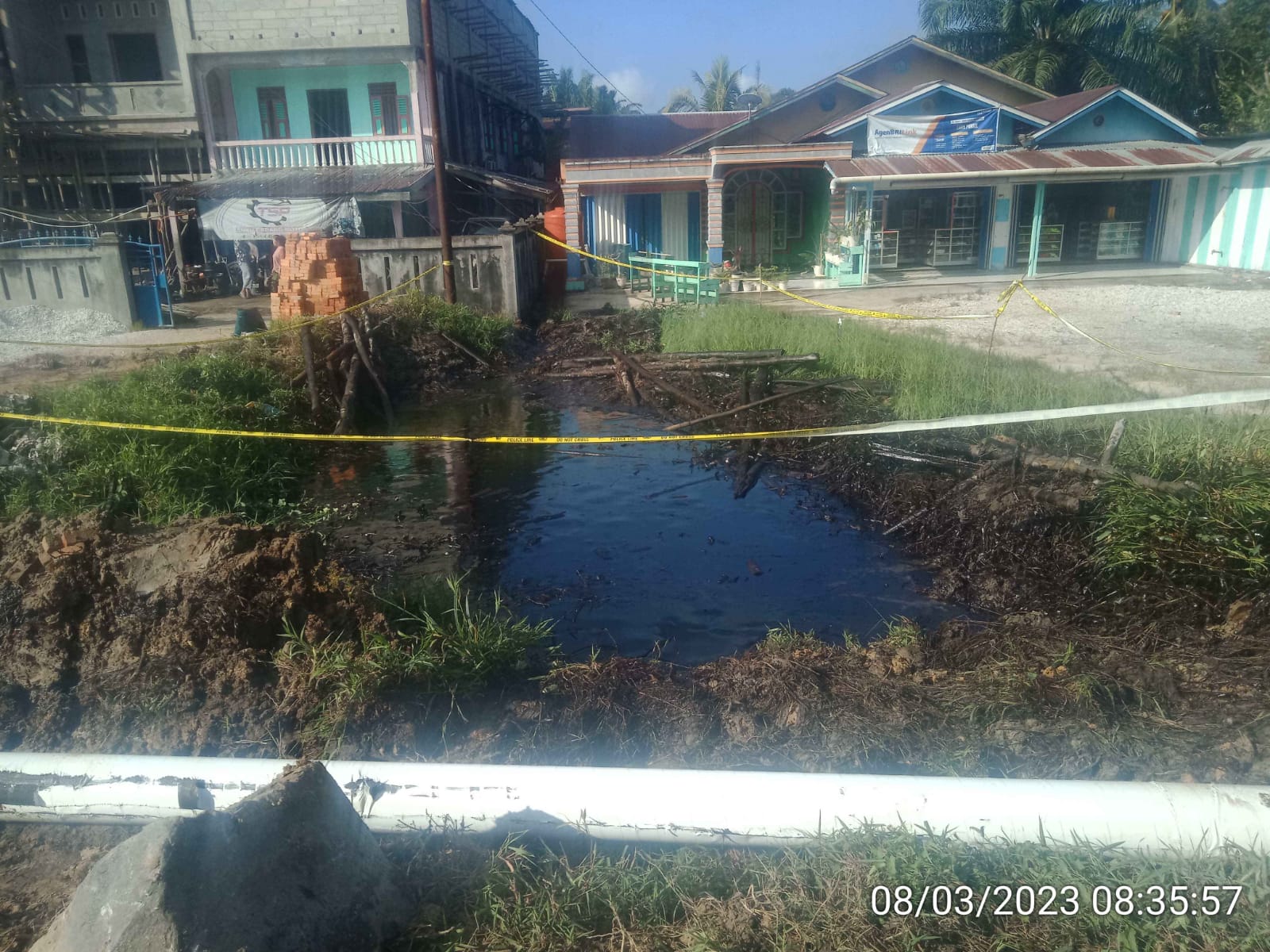 Pipa Minyak PT BSP Bocor di Kampung Bandar Pedada