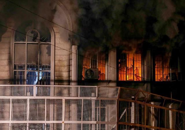 Kedutaan Arab Saudi Dilempari Molotov