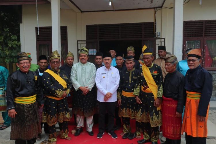 Gubernur dan Bupati Alfedri Hadiri Pengukuhan Pemangku Adat Kampung Sungai Berbari