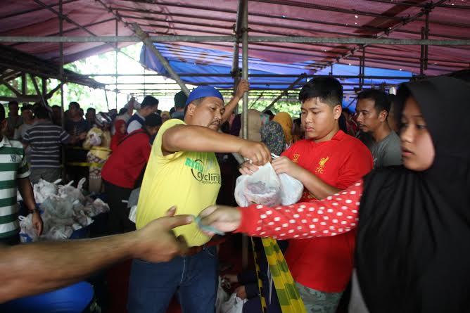Rayakan Idul Adha, IMRA Riau Kompleks RAPP Berbagi 6.000 Kantong Daging Kurban