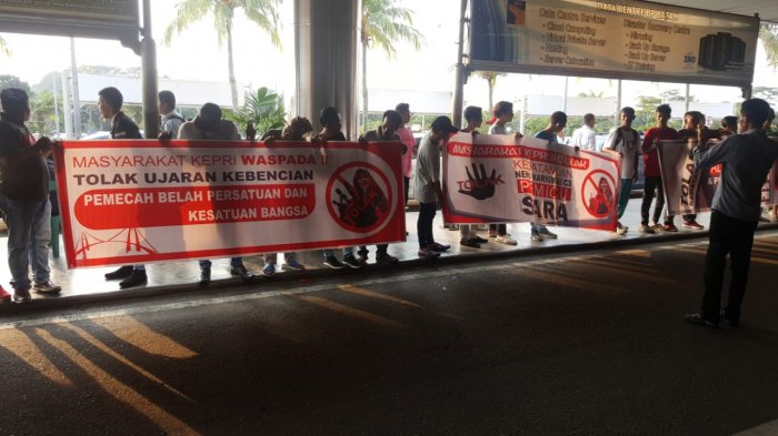 Dilarang Polisi Keluar Bandara, Neno Warisman Tertahan di Ruang Kedatangan Hang Nadim