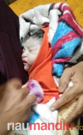 Bayi di Meranti Lahir dalam Ambulans Laut Saat Perjalanan Menuju Rumah Sakit
