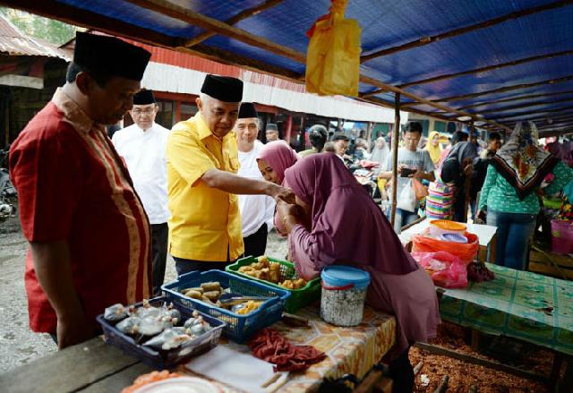 Blusukan ke Pasar Ramadan dan Salat Berjamaah, Andi-Wardan Nginap Semalam di Sungai Guntung