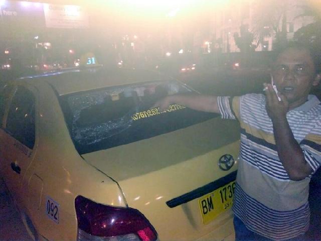 Ratusan Sopir Go-Jek Ngamuk, Delapan Unit Taxi KOPSI Rusak Parah