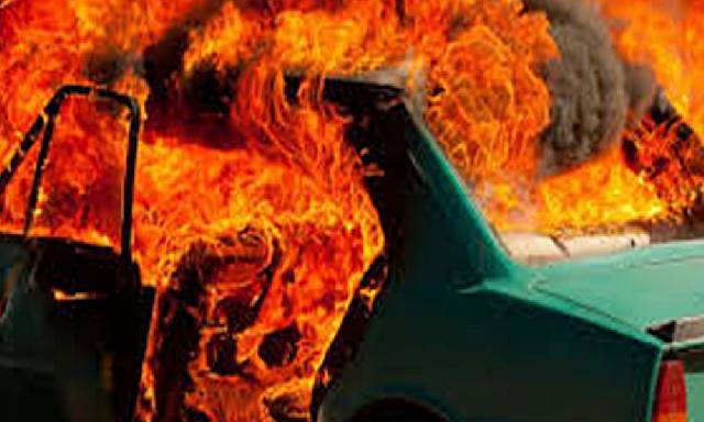 Mobil Sedan Terbakar di Jalan Hang Tuah Duri